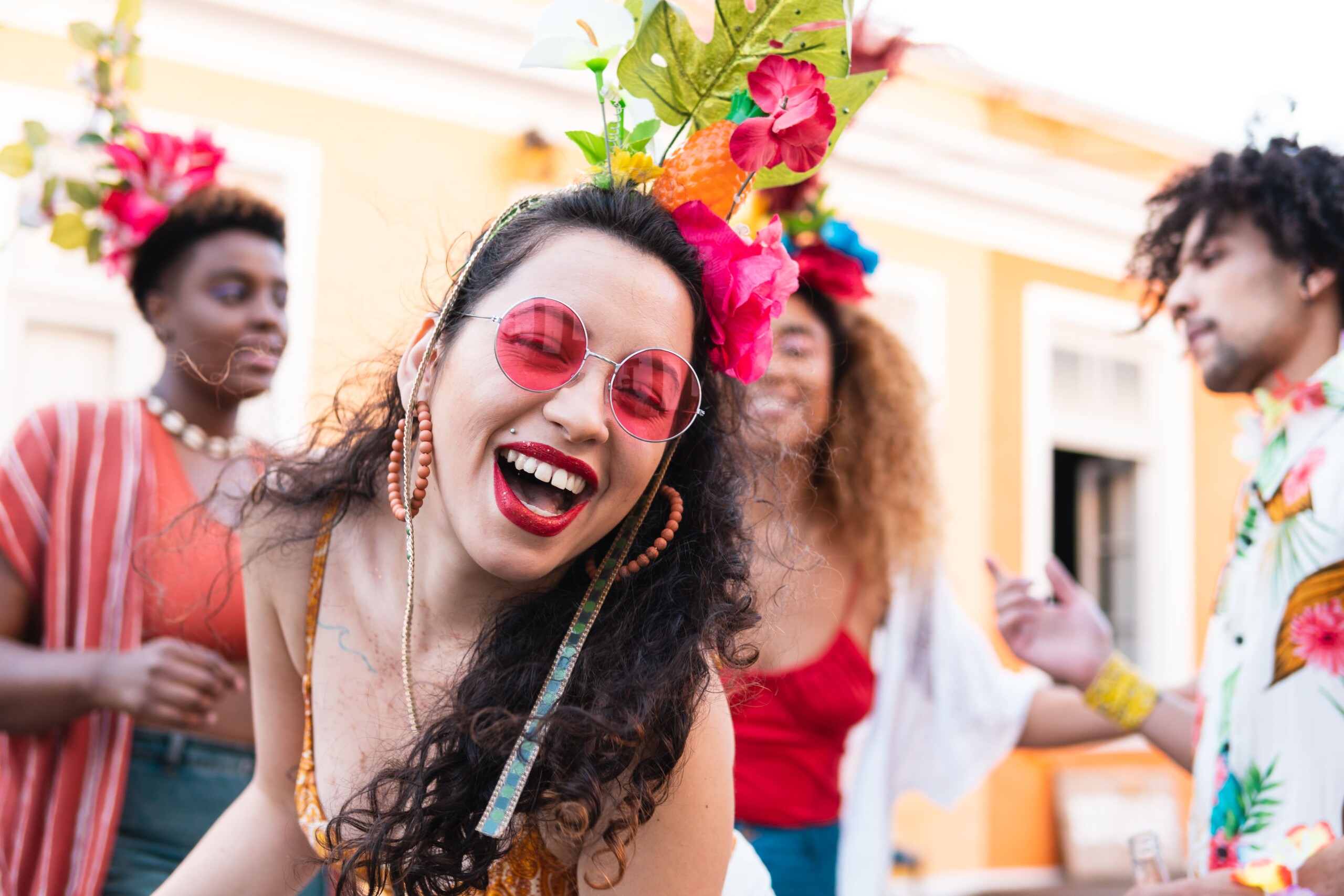 Belo retrato aproximado de uma jovem com roupa tradicional de dança de  samba e maquiagem para o carnaval brasileiro, festival do rio de janeiro,  no brasil